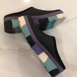 Adorable Hunter Clogs.  Size 8